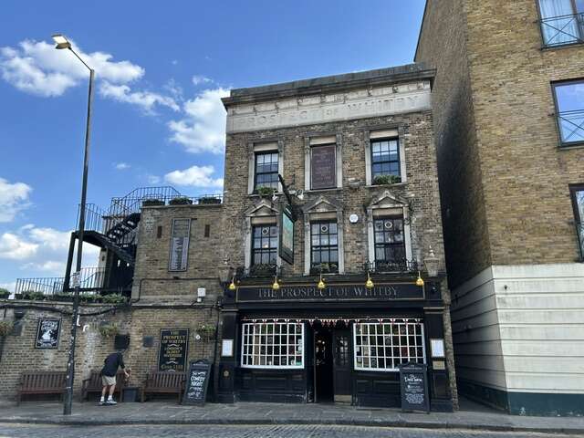 Walking in Wapping